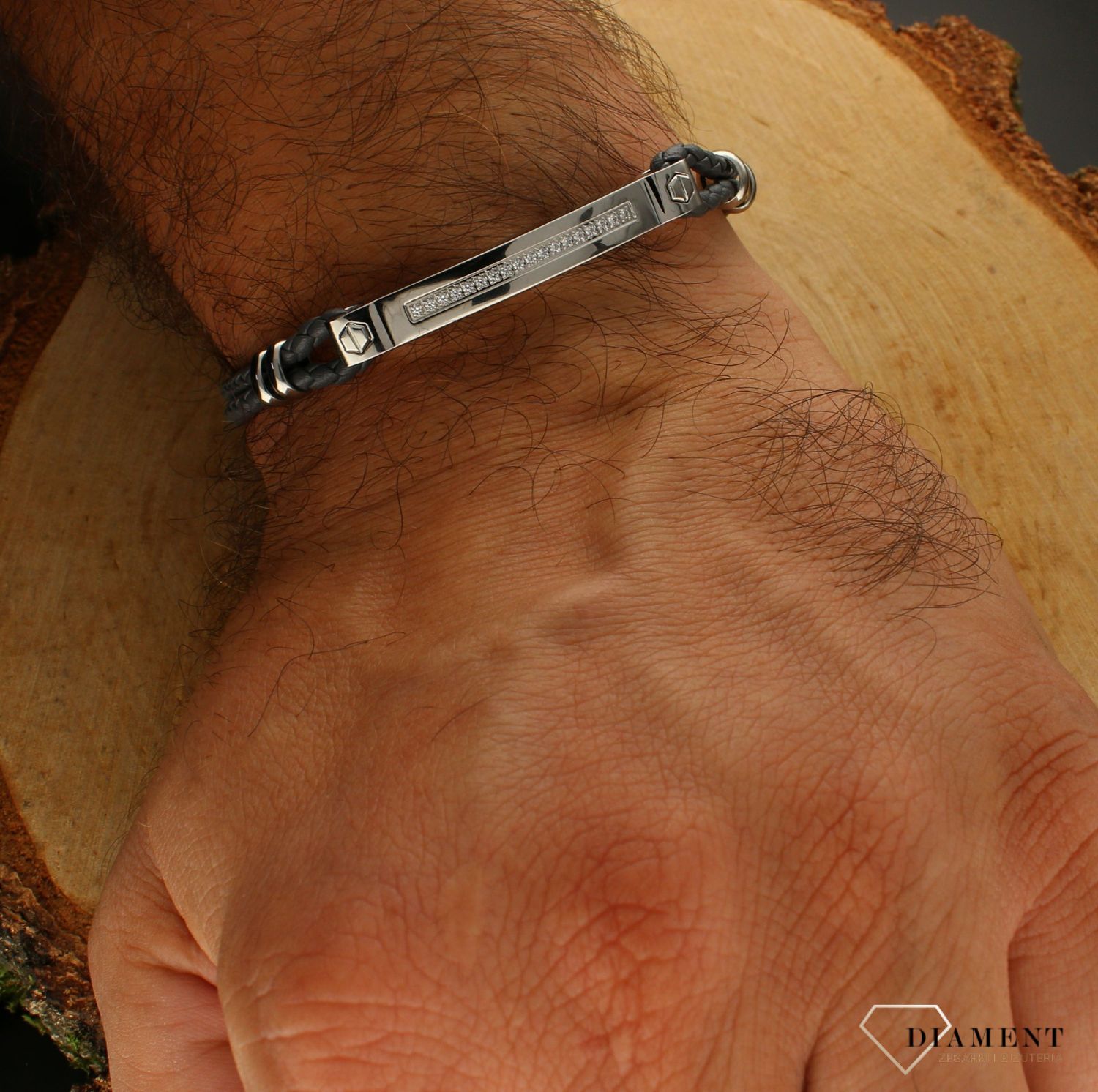 Bransoletka męska Nomination Italy Manvision szara skórzana z białymi cyrkoniami 133002 001. Bransoletka z szarej skóry i stali szlachetnej z eleganckimi detalami i cyrkoniami. Bezpieczne zapięcie na zatrzask ze srebrnej s.jpg